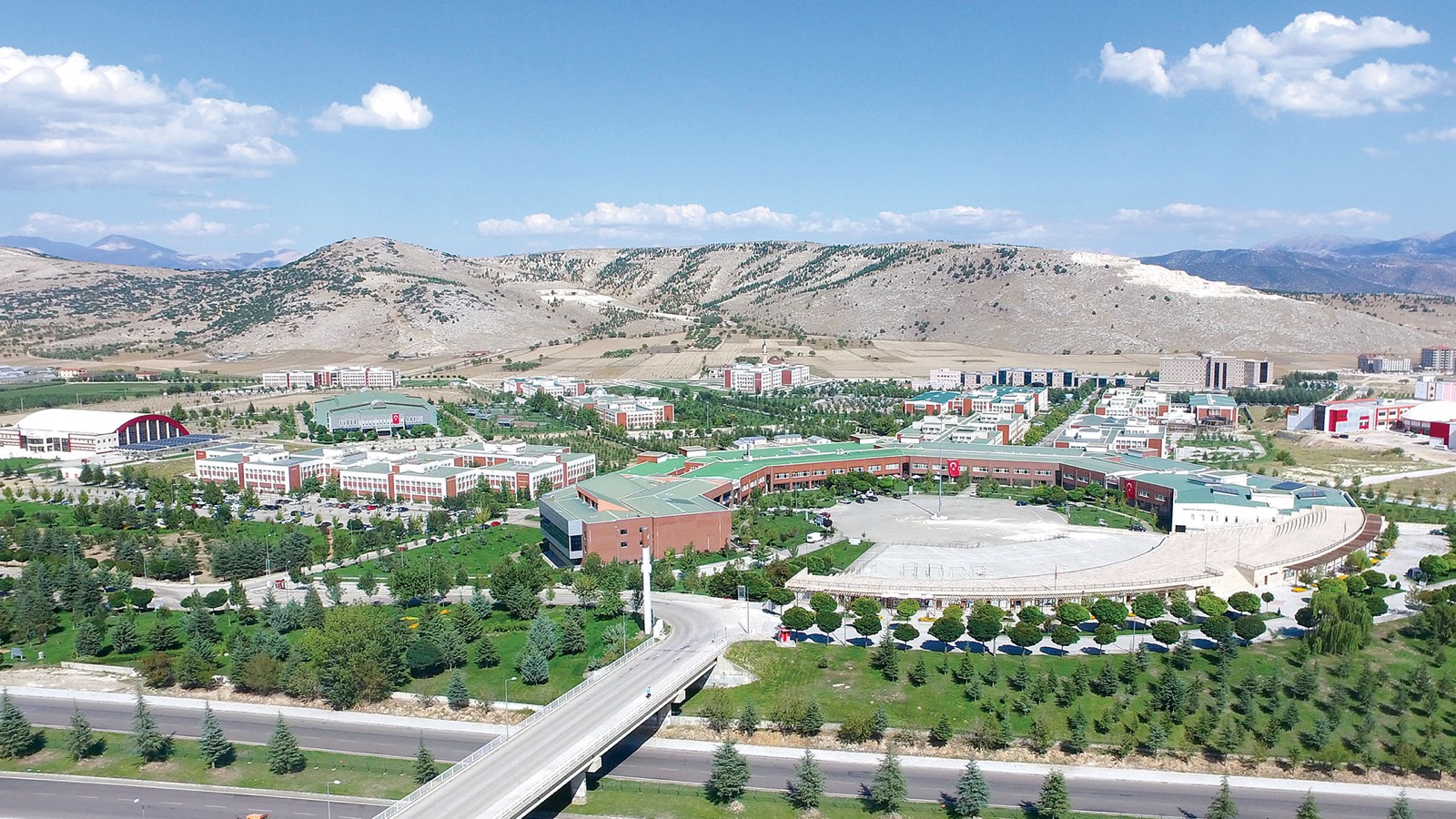 ISUBÜ vs SDÜ: Aralarındaki Farklar ve Tercih Rehberi